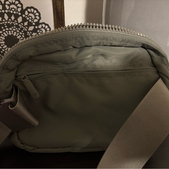 Compact Green Crossbody Bag with Durable Fabric and Adjustable Strap - Picture 4 of 4